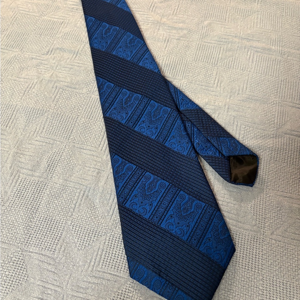 Stunning Blue Patterned Men's Lilly Dache’ Tie